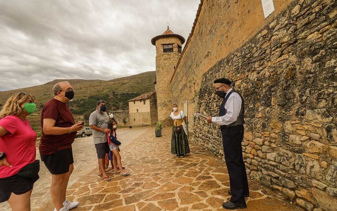 Una de las paradas de la visita teatralizada junto a Pío Baroja./ Héctor Marín