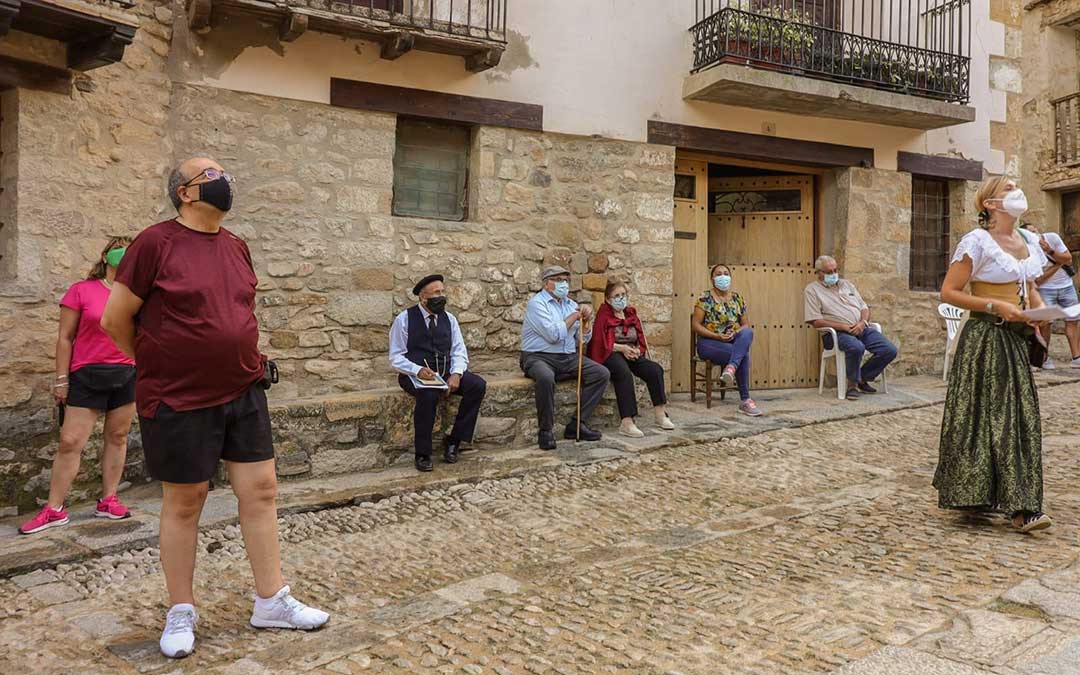 Varios turistas durante la visita teatralizada el pasado viernes en Mirambel./ Héctor Marín