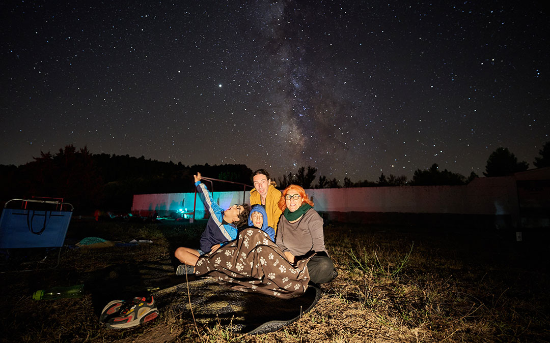 Una familia en su "isla" durante la observación en el Monasterio./ Juan Carlos Peguero