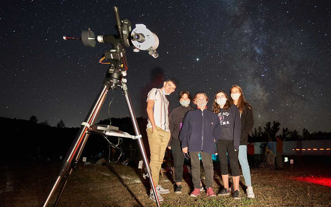 Un grupo junto a uno de los telescopios por los que pudieron verse Júpiter y Saturno./ Juan Carlos Peguero