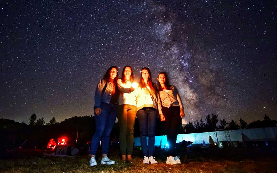 Los 170 asistentes pudieron llevarse una fotografía para recordar la velada./ Monasterio El Olivar