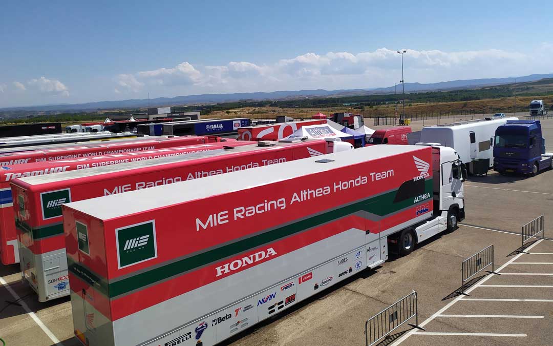 El paddock de Motorland Aragón comienza a llenarse con los camiones de los equipos del Mundial de SBK