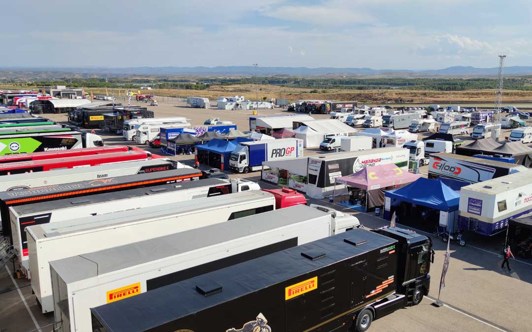 Imagen de archivo del paddock de Motorland Aragón con camiones de distintos equipos./ L.C.