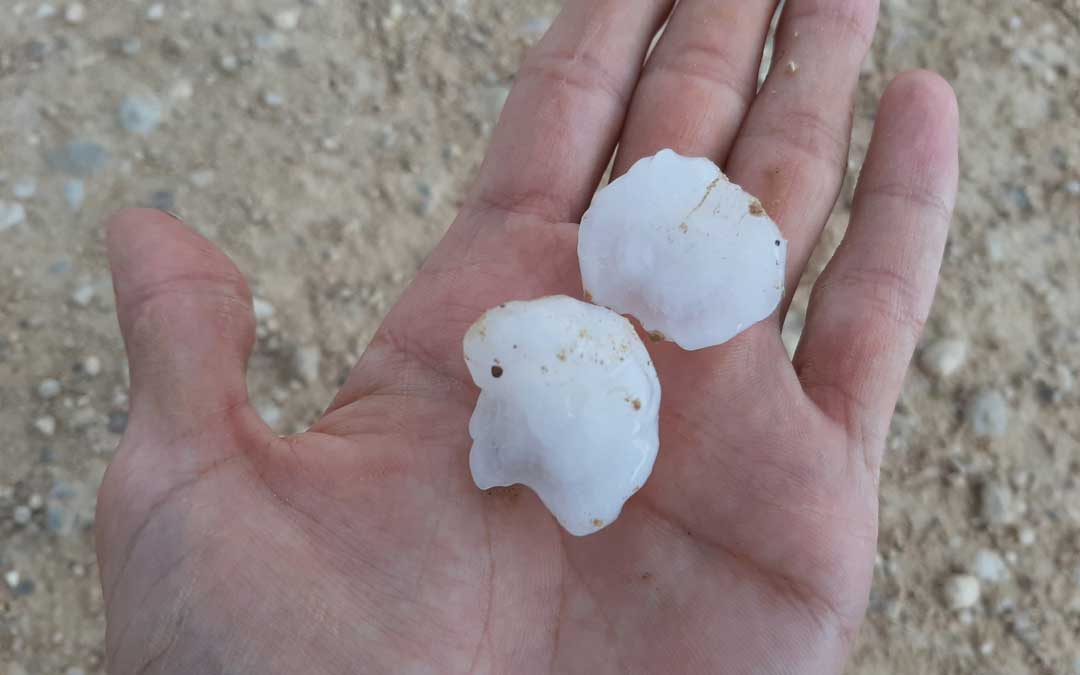 Además de la intensa lluvia, en algunos puntos ha caído piedra. FOTO: Juanma Bernad.