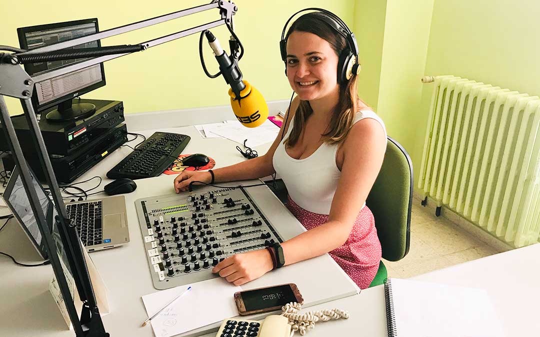 Pilar Sariñena en el estudio de Radio Caspe.