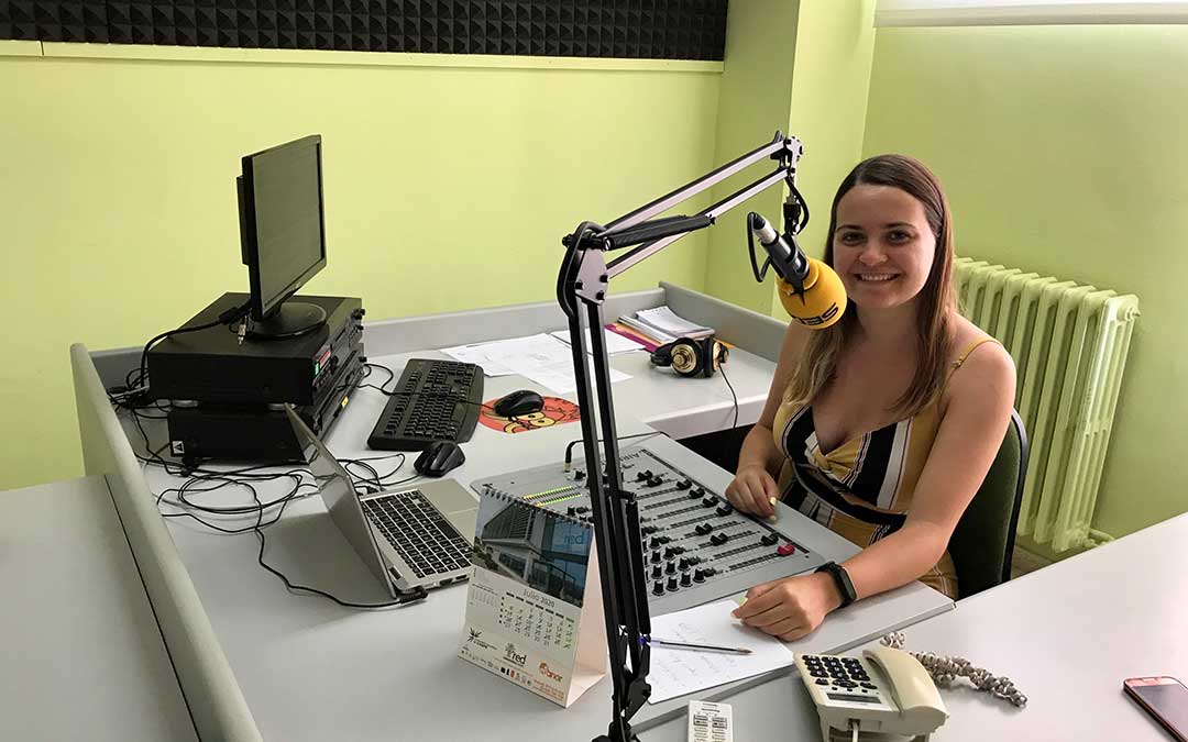 Pilar Sariñena en el estudio de Radio Caspe.
