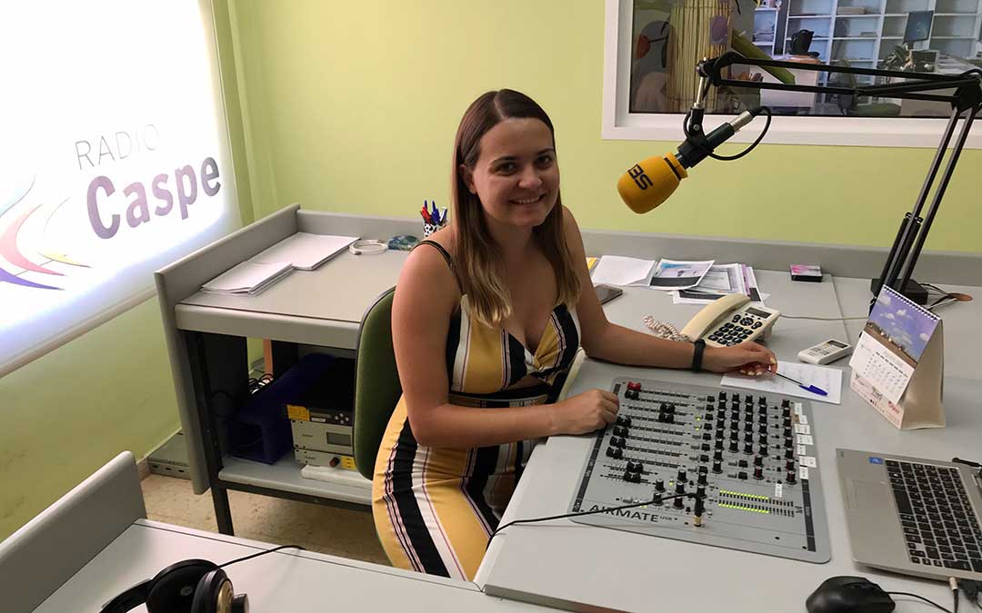 Pilar Sariñena en el estudio de Radio Caspe.