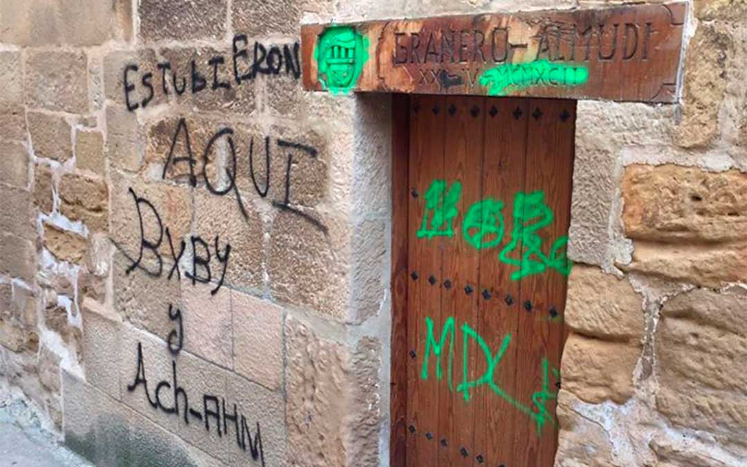 Pintadas en la sede del Cachirulo en Alcañiz./ L.C.