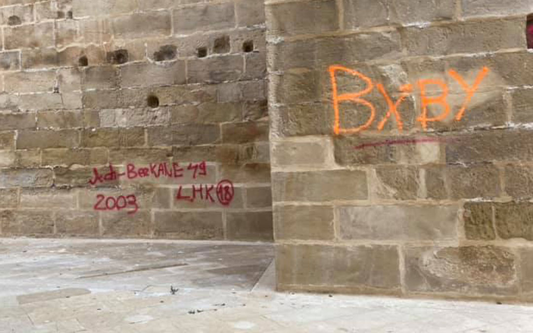 Pintadas en la Torre Gótica de Alcañiz / J. Crespo