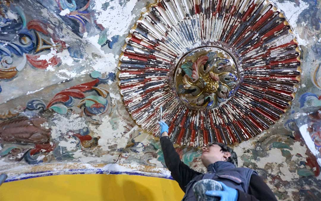 Una de las restauradoras trabajando en la bóveda de la ermita de Molinos./ L.C.
