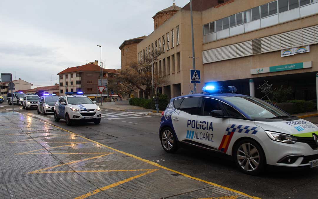 Imagen de archivo de archivo de la Policía y la Guardia Civil durante los aplausos a los sanitarios en Alcañiz