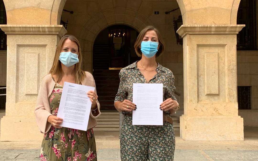 Yolanda Sevilla y Rosa María Sánchez (PP) en la rueda de prensa de este lunes./LA COMARCA