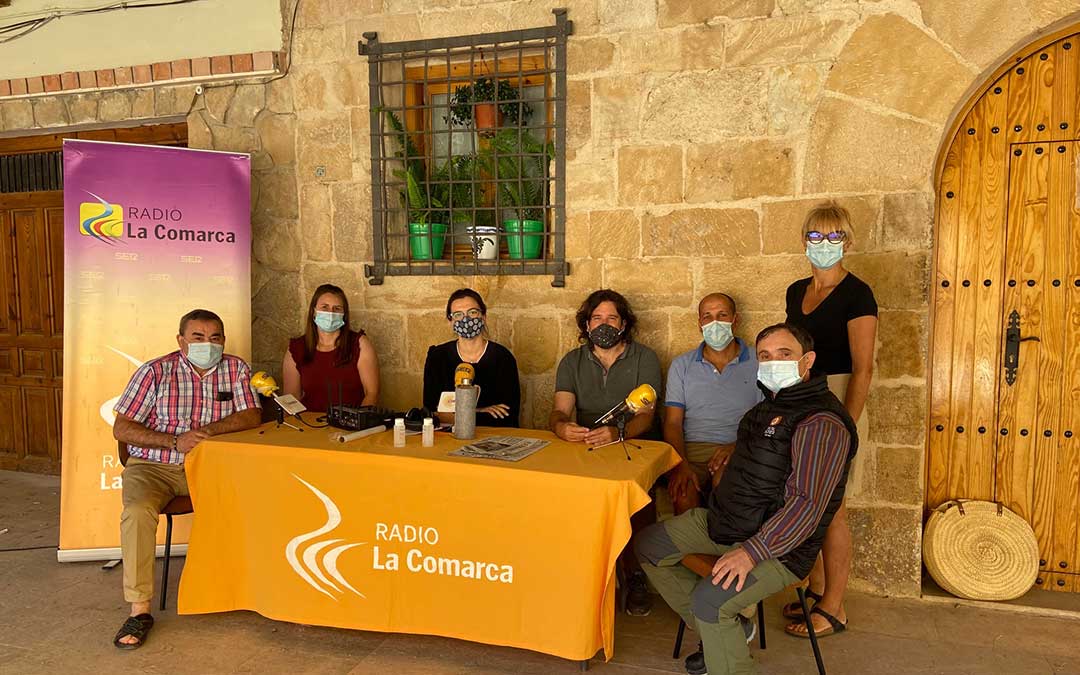 Invitados al programa especial de Radio La Comarca emitido desde la localidad de Molinos./ L.C.