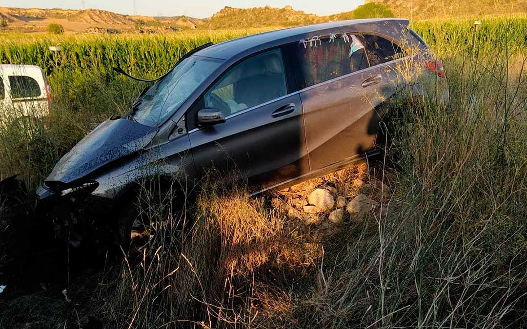 Imagen del turismo accidentado. Foto: Protección Civil Bajo Aragón-Caspe.