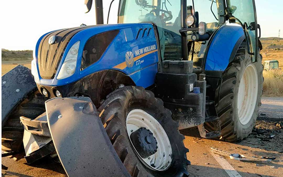 Imagen del tractor accidentado. Foto: Protección Civil Bajo Aragón-Caspe.