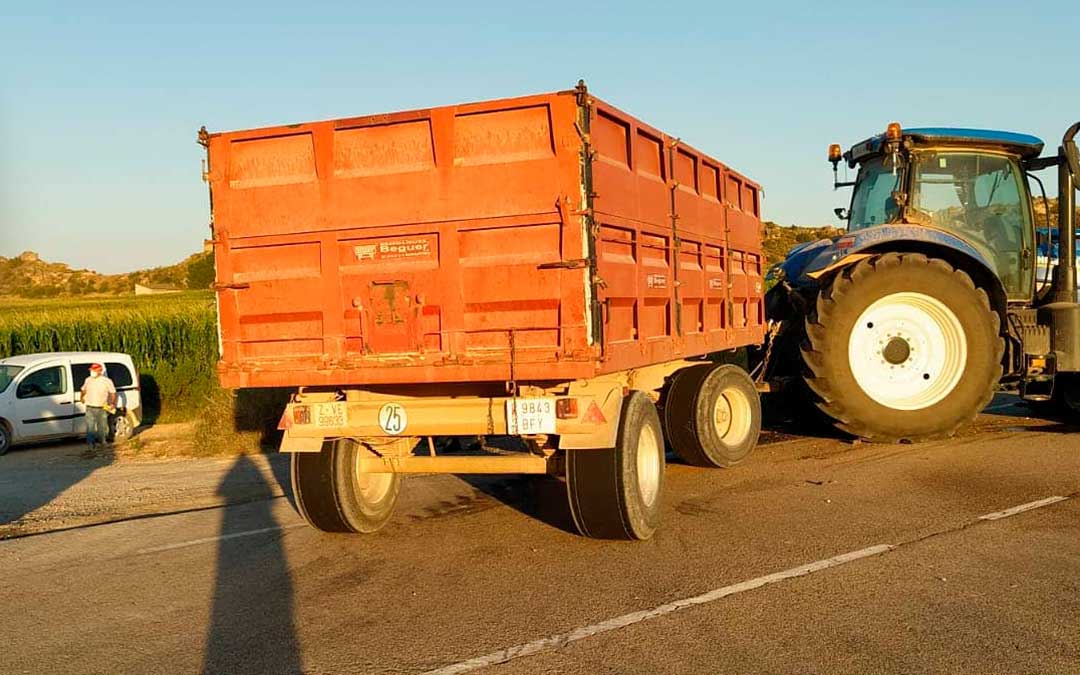 Imagen del tractor accidentado. Foto: Protección Civil Bajo Aragón-Caspe.