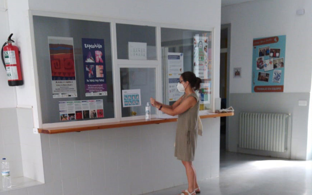 Punto de desinfección en la entrada del colegio de Educación Especial Gloria Fuertes de Andorra./LA COMARCA