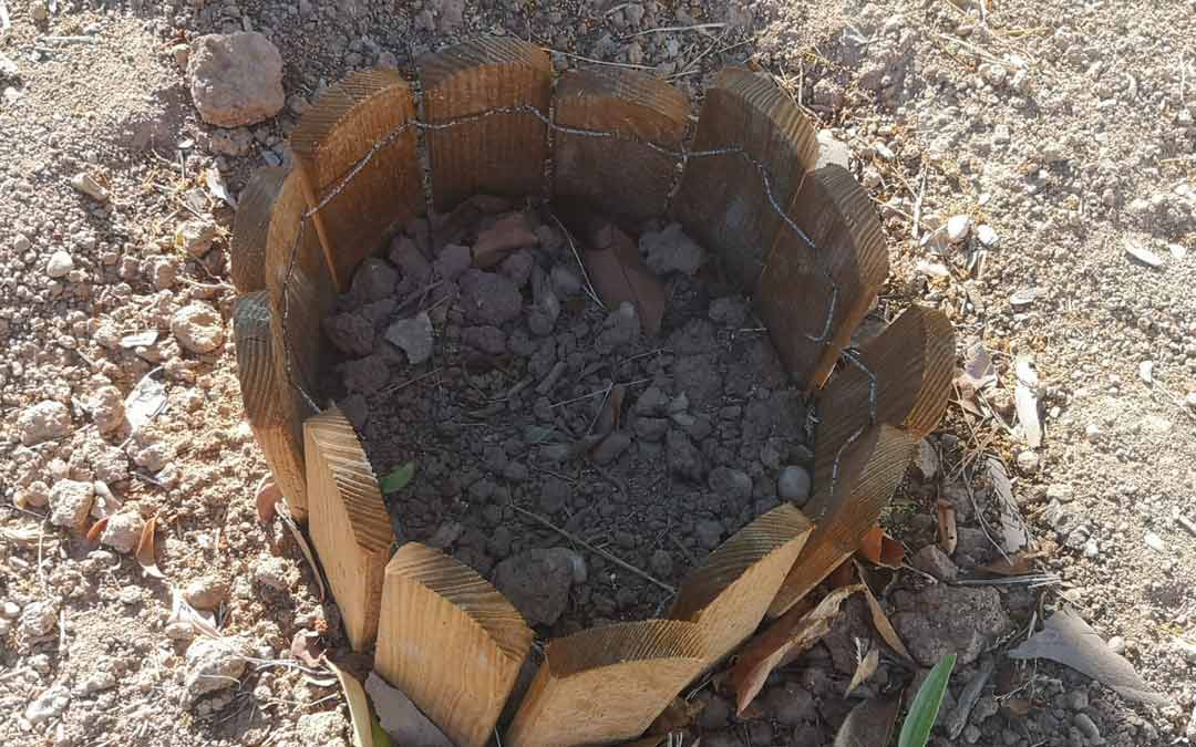 Valla que protegía a la carrasca que ha sido arrancada./I.M.