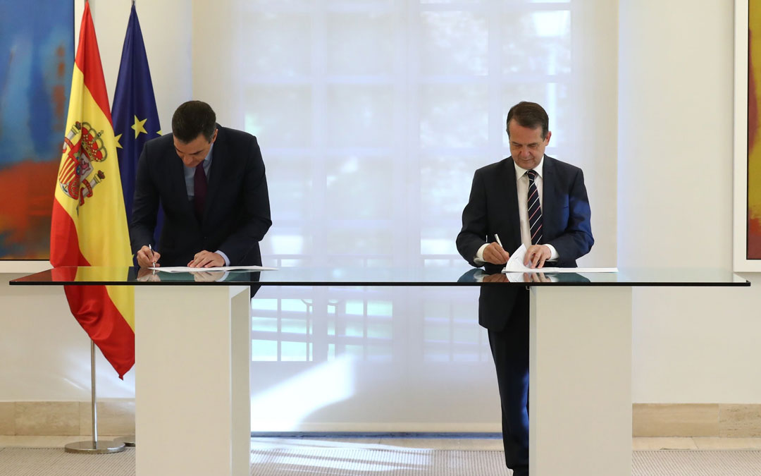 Pedro Sánchez y Abel Caballero, firmando el acuerdo. / Pool Moncloa - Fernando Calvo