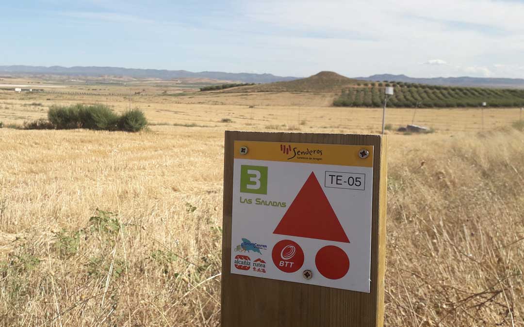 Señal de la Ruta 3 Las Saladas de Alcañiz./ L.C.