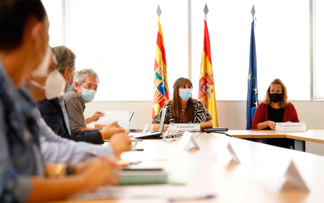 Las consejeras de Presidencia, Mayte Pérez, y de Sanidad, Sira Repollés, en la reunión informativa sobre los datos del covid./ DGA