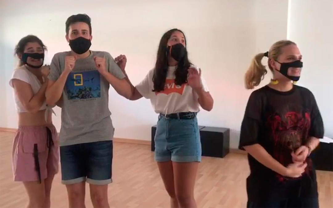 25 jóvenes de la Escuela Sonia Lanuzza Creación y Teatro que interpretarán playbacks de canciones y películas./ L.C.