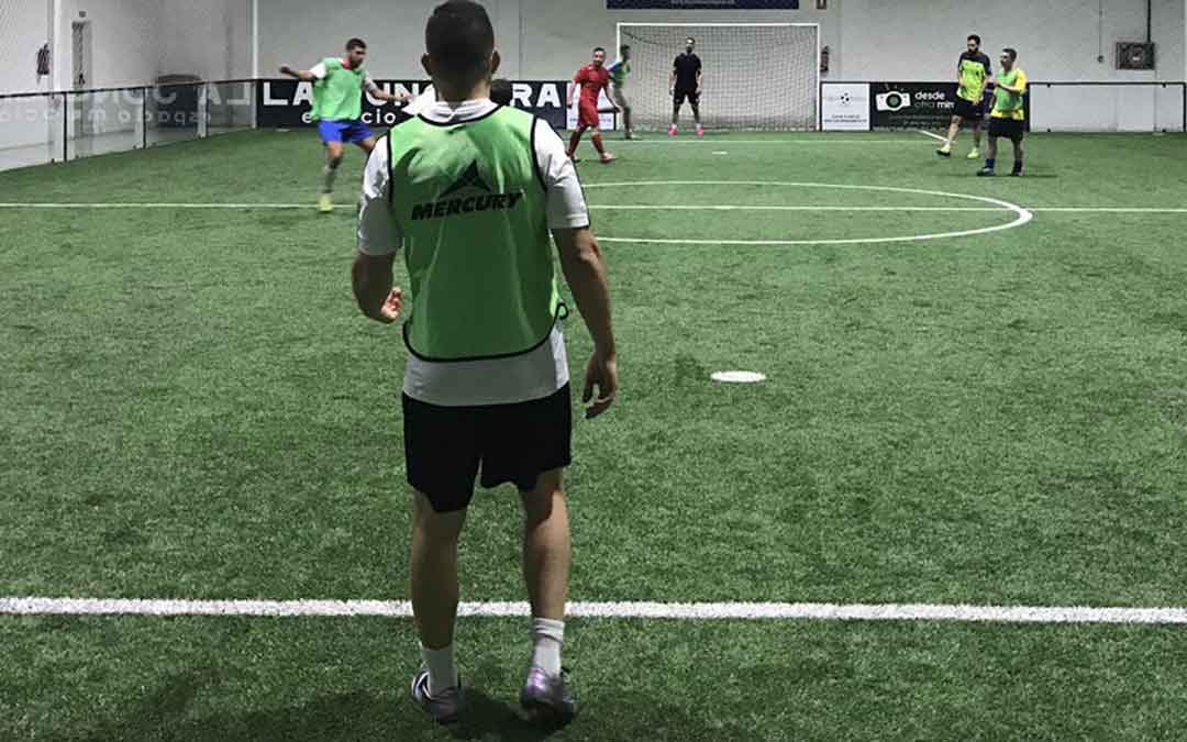 El fútbol indoor se disputa, habitualmente, en un espacio cubierto y sobre césped artificial