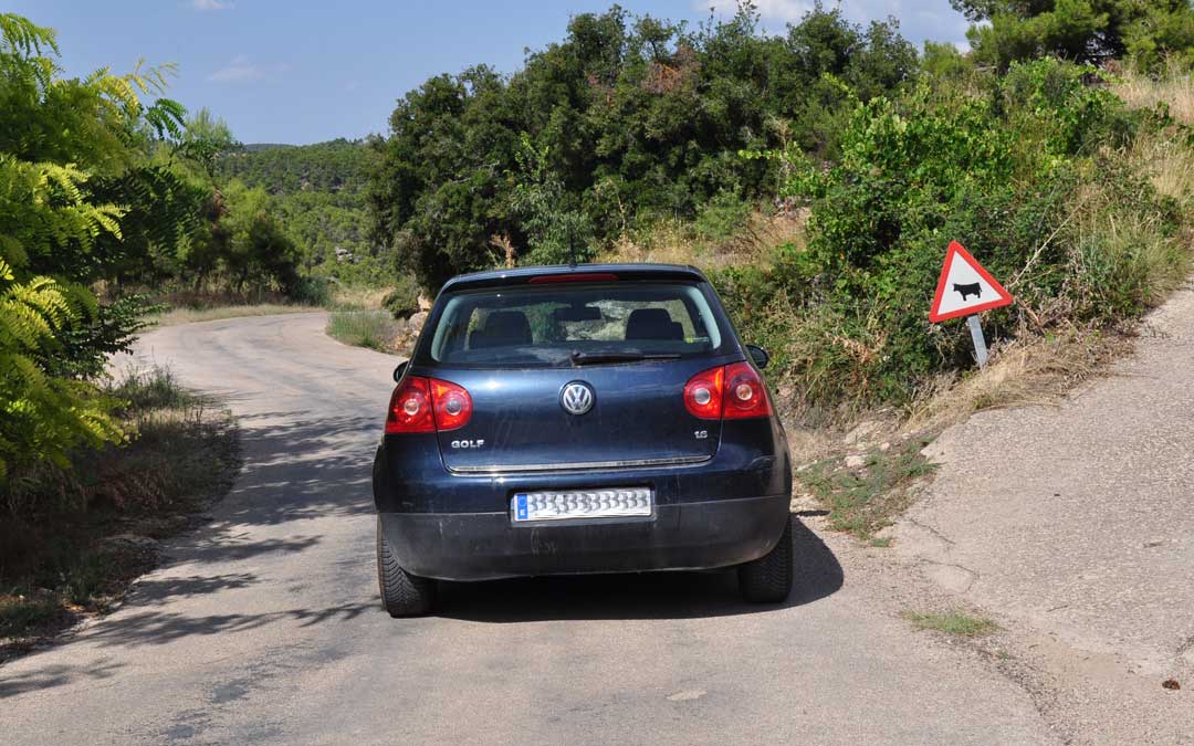 El asfalto está en mal estado y apenas existe señalización horizontal.
