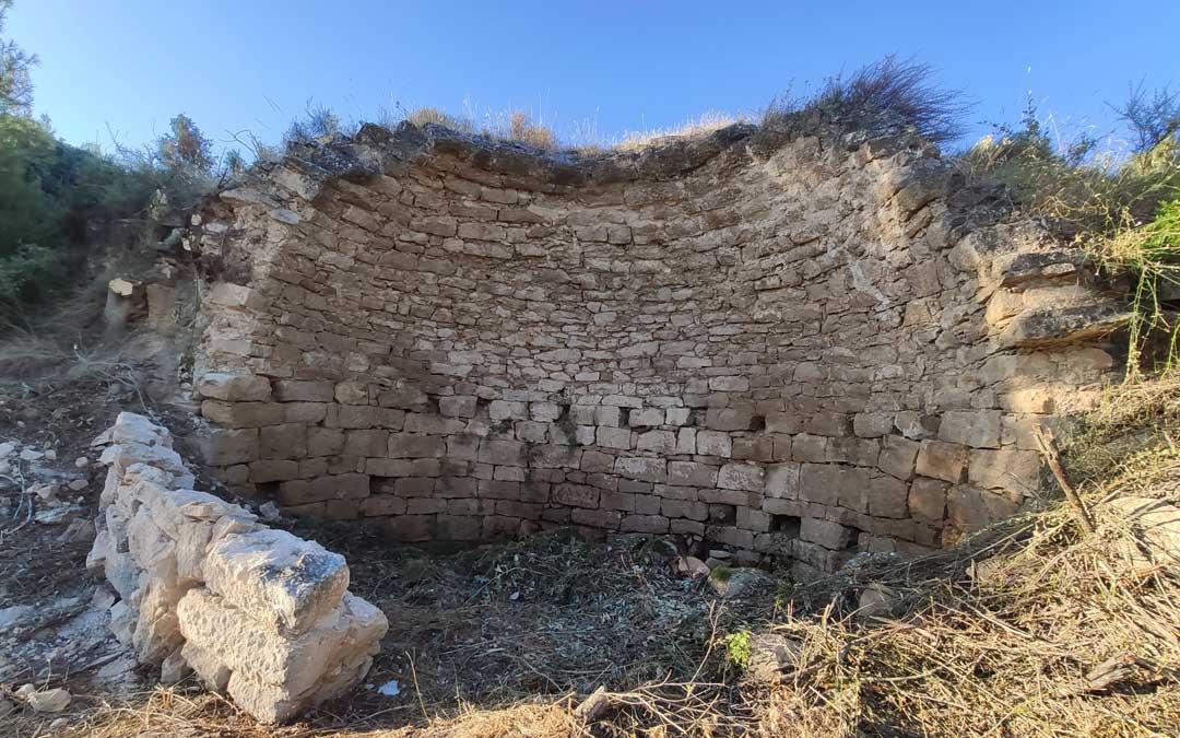 El gran muro y perímetro es ahora visible.