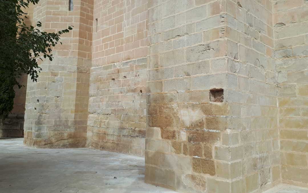 La fachada de la Torre Gótica, sin pintadas / J. Vilchez