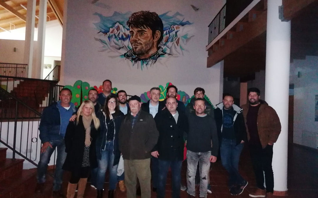 Miembros de UAGA en el mural en homenaje a Iranzo en el CEA Ítaca, centro que lleva su nombre