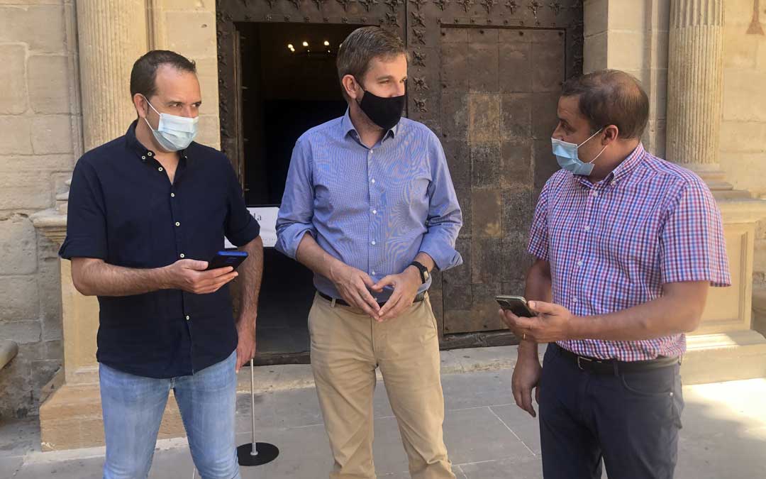 Javier Gimeno, de Netllar; Ignacio Urquizu, alcalde de Alcañiz; y José Juan Zapater, técnico de Informática del Ayuntamiento de Alcañiz, este miércoles durante la presentación de la red wifi pública