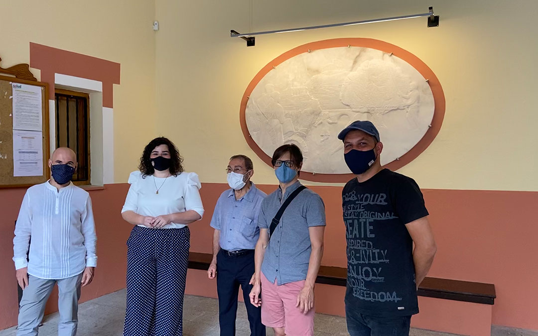 Jorge Egea, Isabel Arnas, Joaquín Hernández, Adrián Arnau, y Santiago Martínez este domingo tras descubrir el nuevo relieve en alabastro elaborado por los tres escultores./ Alicia Martín