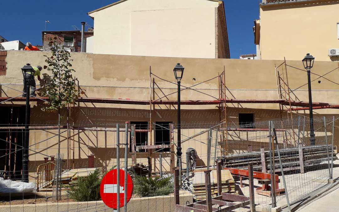 En la planta baja cerrada están las ocho plazas que saldrán a la venta y en la superior hay otras tantas de libre uso. / Ayto. Albalate