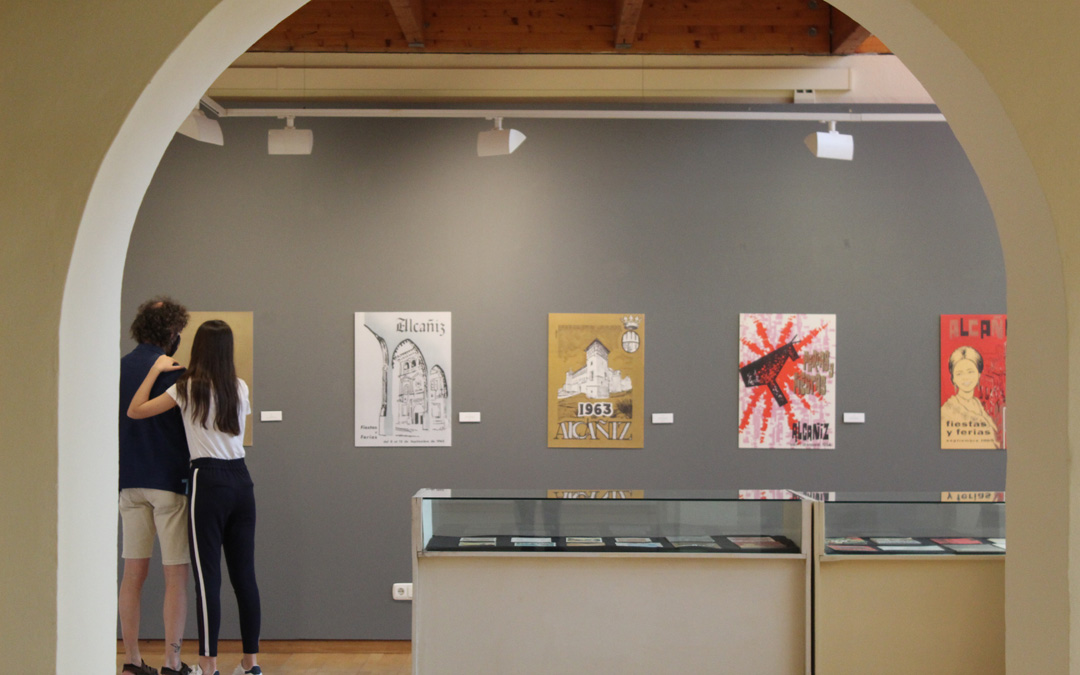 Los primeros visitantes a la muestra 'En Cartel' en Alcañiz. / B. Severino