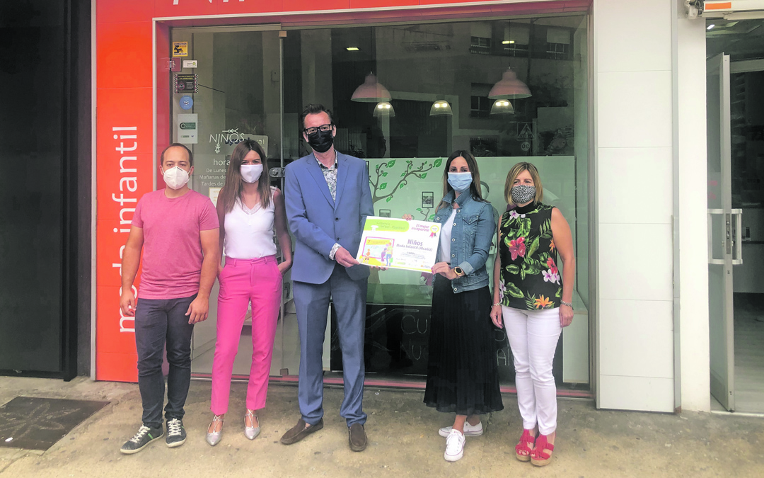 La tienda Niños ayer recogiendo el premio