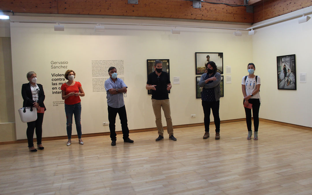 Inauguración de la exposición con Gervasio Sánchez y ediles municipales. / B. Severino
