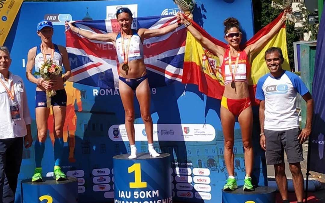 La atleta albalatina Alicia Pérez en el tercer cajón del podio del mundial en la modalidad de 50 km. en ruta