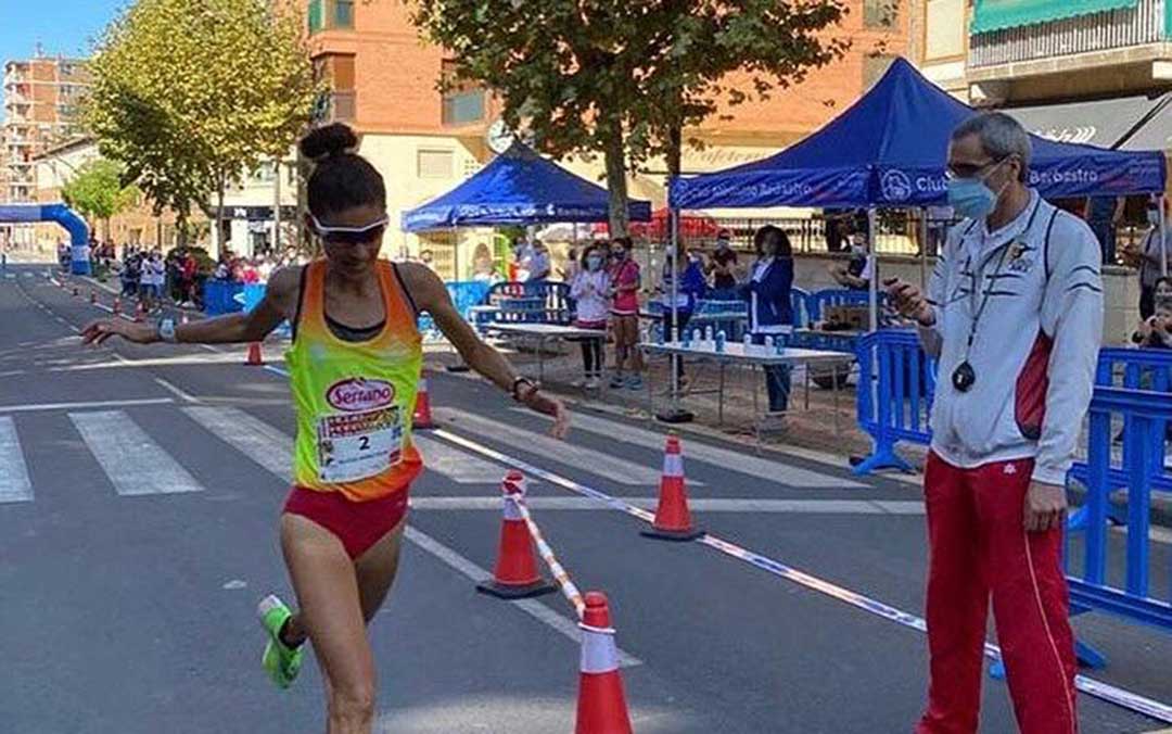 Alicia Pérez a su paso por línea de meta en la Media Maratón de Barbastro./ Twitter Cárnicas Serrano
