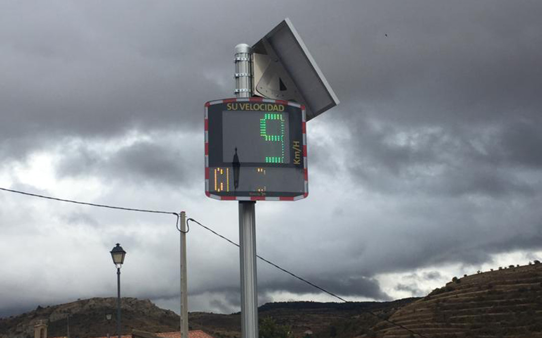 El radar que indica la velocidad en la travesía de Allepuz. / DGA