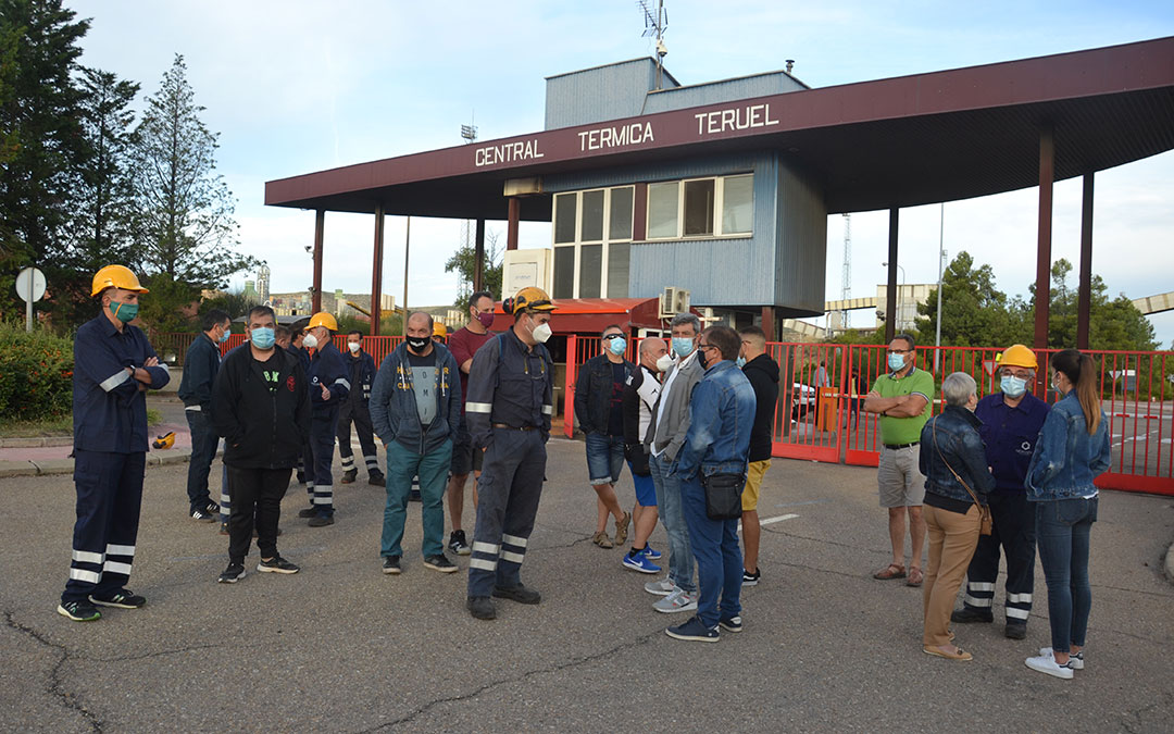 Los trabajadores de Nervión acompañados por los de Endesa en la puerta de la Central/ M.Q.