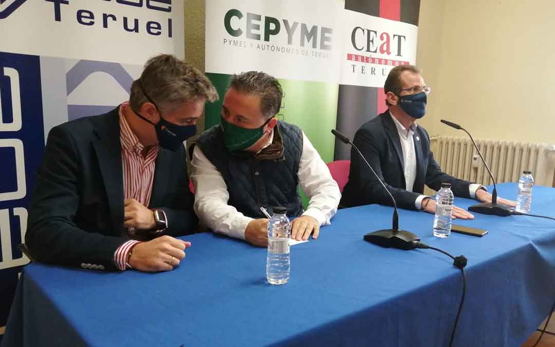 Sergio Calvo (Director general de CEOE, Cepyme y CEAT), Juan Ciércoles (Pte. CEOE y Cepyme Teruel) y Ángel Muela (ex presidente CEOE Teruel) este lunes por la mañana en rueda de prensa en Teruel.