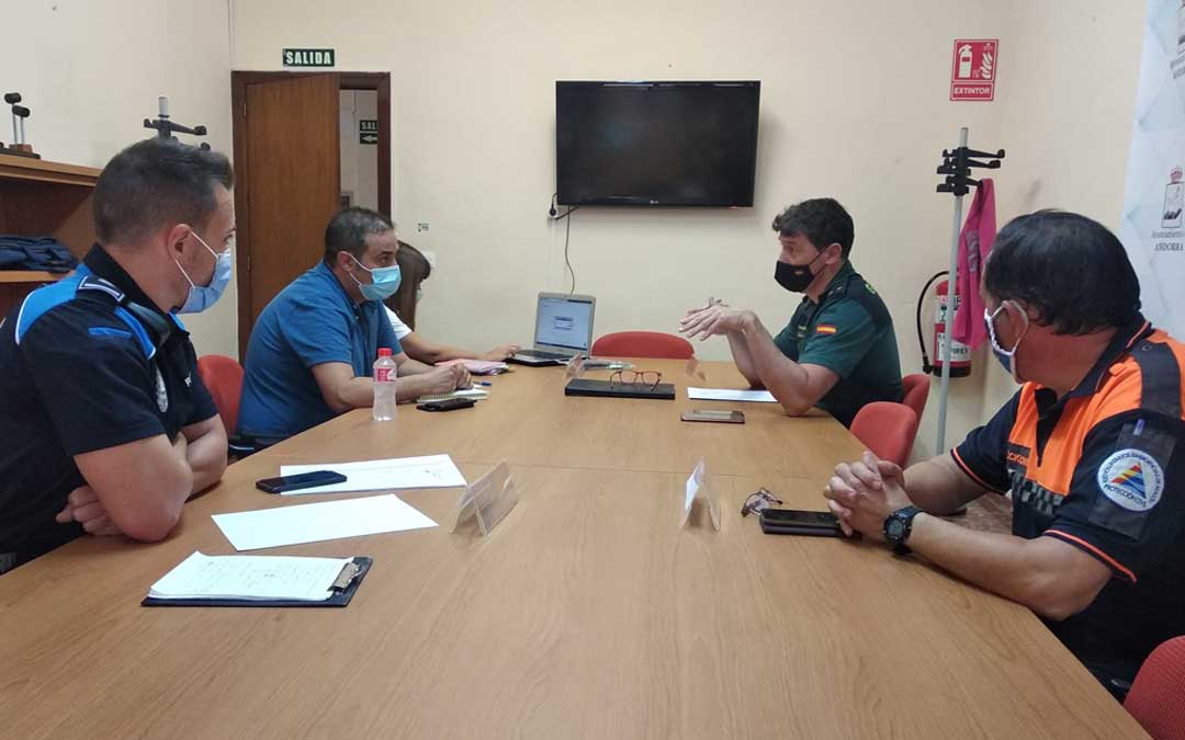 Desde Andorra participaron en la Junta de Seguridad Local el alcalde, Antonio Amador; el teniente de la Guardia Civil, Javier Muro, Raúl Domínguez, Policía Local; y Antonio Camacho, Protección Civil