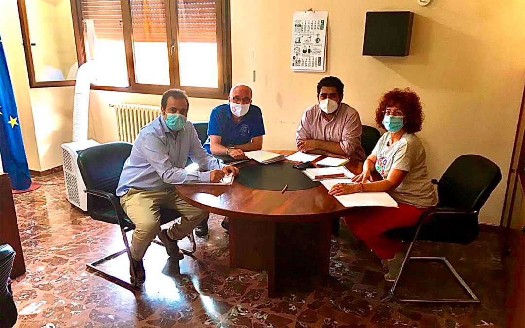 El diputado de Cultura y Turismo, Diego Piñeiro, y el diputado de Presidencia y alcalde de Andorra, Antonio Amador, se han reunido con el presidente de la Asociación de Amigos del Camino de Santiago “San Macario”./ DPT