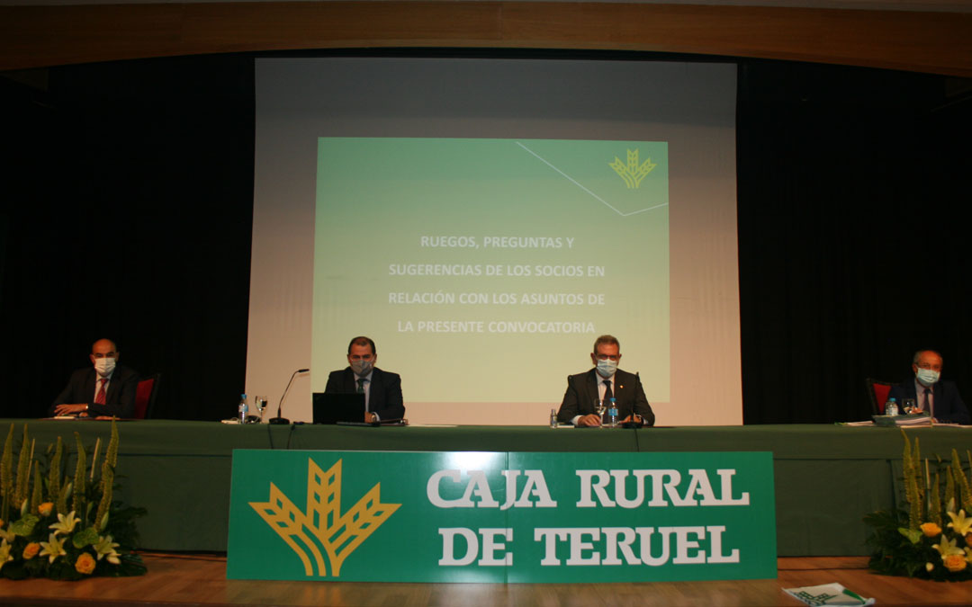Presidencia de la asamblea extraordinaria que Caja Rural de Teruel ha celebrado en la capital de la provincia
