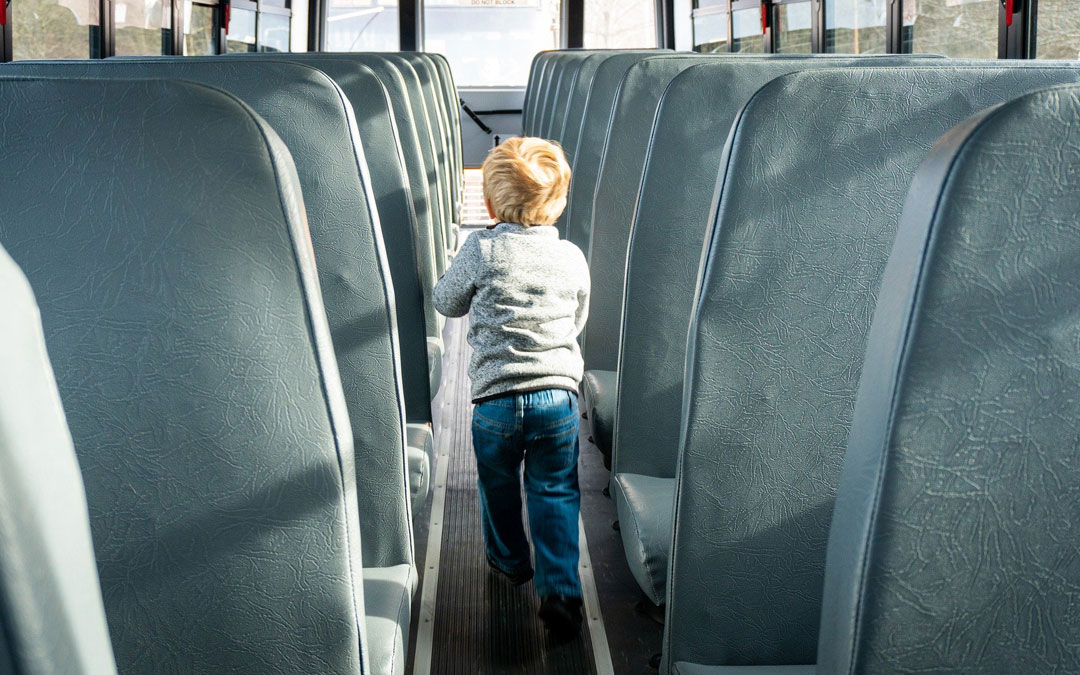 Un niño en un autobús en una imagen de archivo. / Pixabay