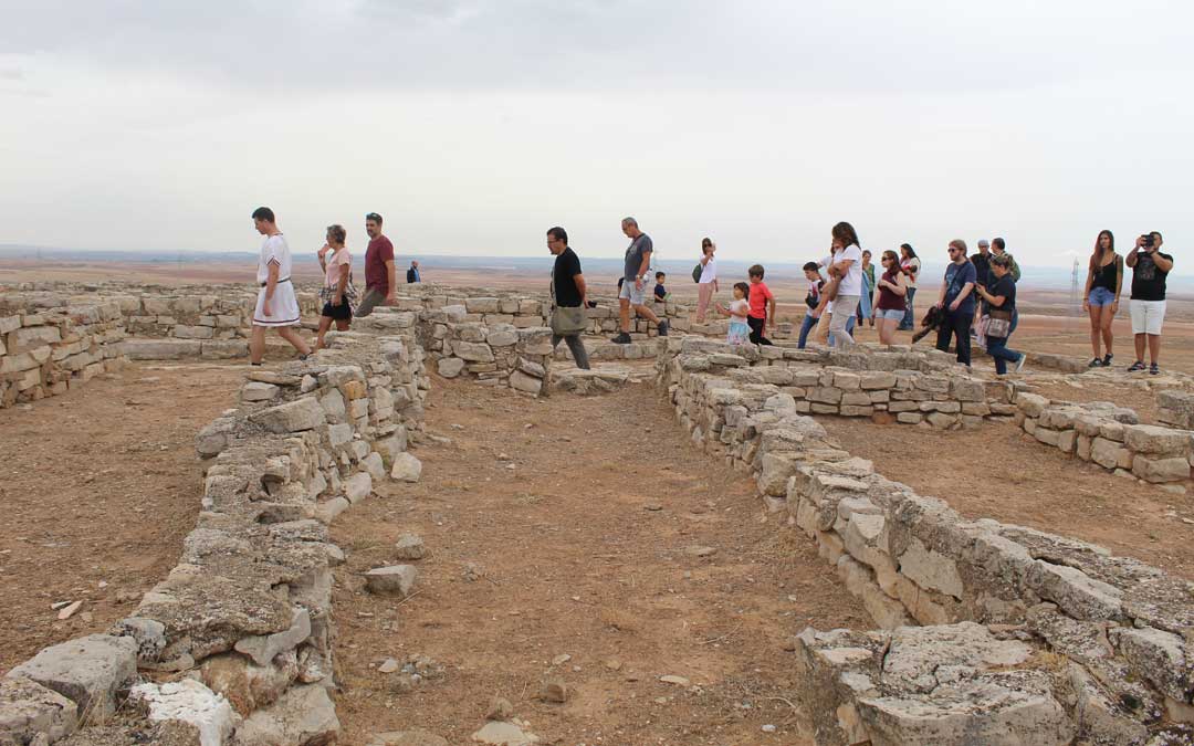 Una de las visitas guiadas de la Jornada íbera Sedeisken de 2019 en el Cabezo de Alcalá. / B. Severino