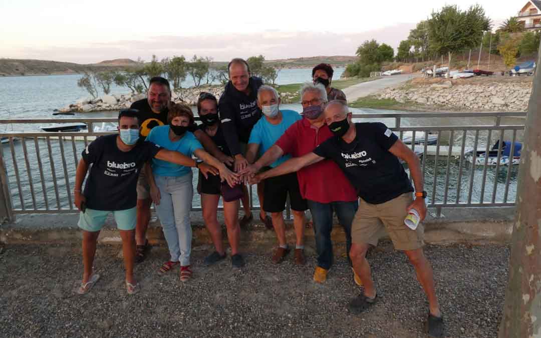 Integrantes de BluEbro y de la Asociación de Amigos del Castillo del Compromiso de Caspe, en el Mar de Aragón.