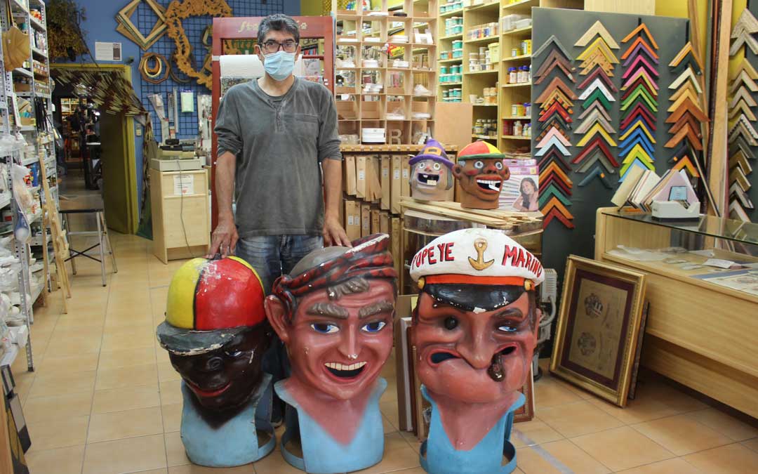 Fernando Crespo, de la tienda Zig Zag de Alcañiz, con los cabezudos que restaurará / L. Castel