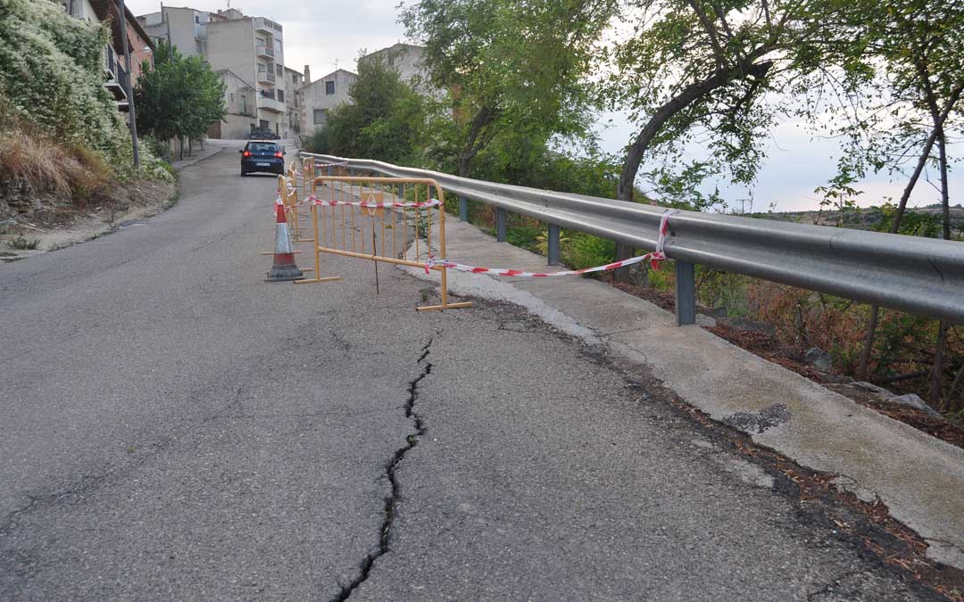 El entorno de la Carretera Nova es inestable y han aparecido varias grietas.